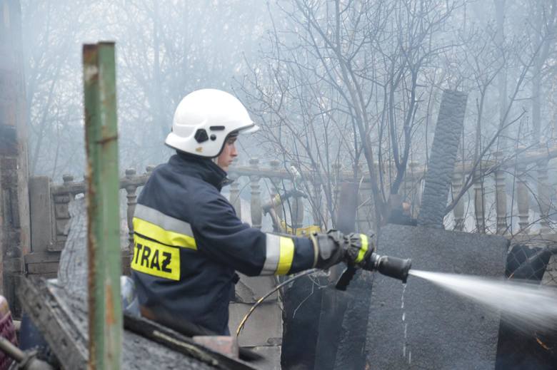 Pożar przy ul. Chełmońskiego w Łowiczu. Z dymem poszło 70 tys. zł [Zdjęcia]