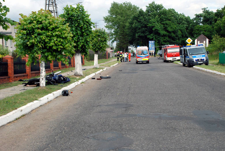 Kierujący motorem i jego pasażer zginęli w wypadku w Kiełczygłowie pod Pajęcznem.
