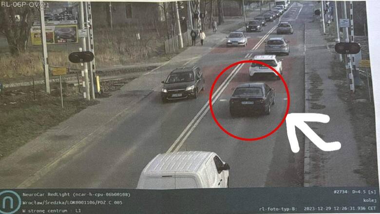 Na pierwszym zdjęciu kierowca znajduje się tuż przed sygnalizatorem. Z prawej strony wyraźnie widać, że sygnalizacja jeszcze się nie uruchomiła.