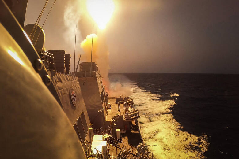 Amerykański niszczyciel rakietowy klasy Arleigh Burke USS Carney, pełniący obowiązki strażnika na Morzu Czerwonym, ma co robić. Jak podał Pentagon, 19
