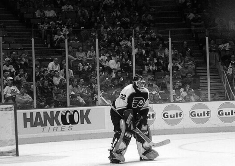 Roman Cechmanek nie żyje. Na zdjęciu w barwach Philadelphia Flyers w meczu 17 marca 2003 roku