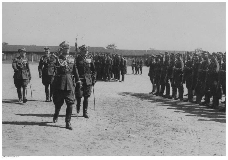 Święto 7 Batalionu Saperów w Poznaniu<br /> Gen. Oswald Frank (na pierwszym planie) w towarzystwie m.in.: płk. Konstantego Skąpskiego i mjr. Tobika przechodzi przed frontem oddziałów.