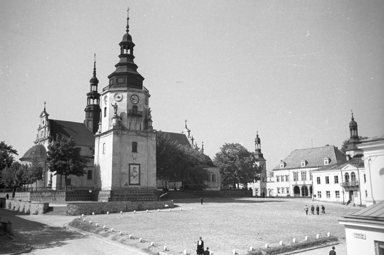 Widok na Katedrę, zdjęcie z 1936 roku wykonane przez H. Poddębskiego, zbiory Muzeum Narodowego w Kielcach