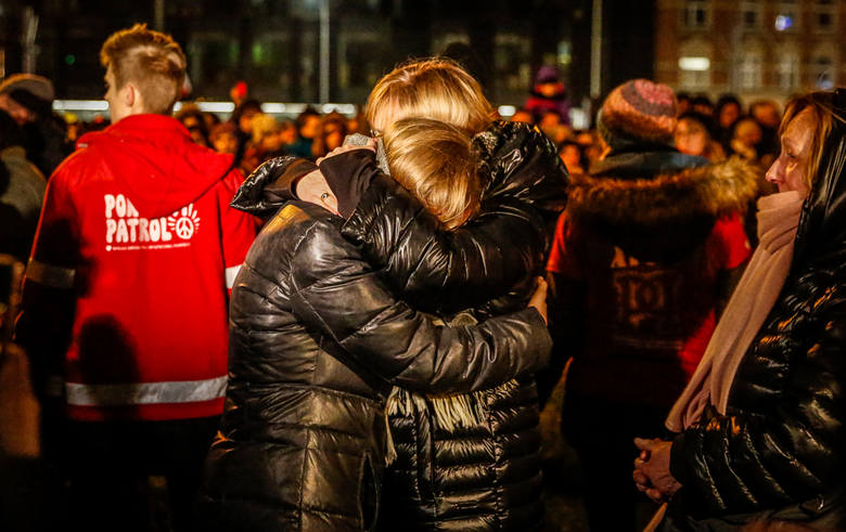Największe serce świata dla Pawła Adamowicza zostało ułożone ze zniczy na placu Solidarności w Gdańsku. Na zdjęciu żona i córka Pawła Adamowicza