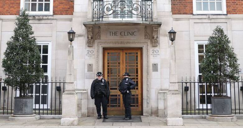 Policja pod wejściem do prywatnego szpitala London Clinic w Londynie, gdzie brytyjski król Karol III przeszedł zabieg.