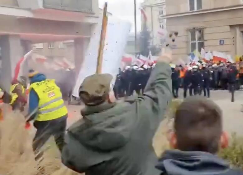 Policjanci atakowali protestujących? Jeden z nich miał rzucić czymś w tłum pod Sejmem