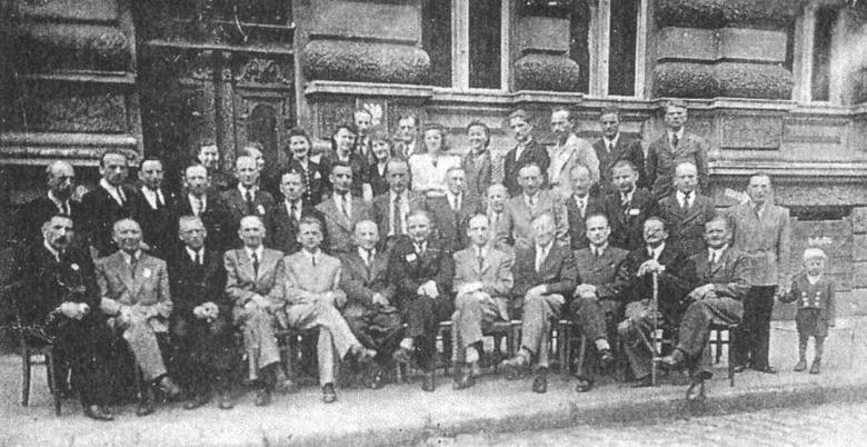 Wspólne zdjęcie przed budynkiem Sądu Okręgowego przy ul. Matejki 21 z okazji pierwszej rocznicy działalności koszalińskiego sądownictwa – czerwiec 1946 r.