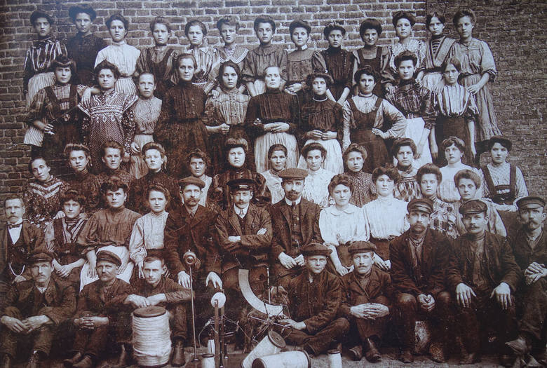 Rodzinne zdjęcie pracowników fabryki Izraela Kalmanowicza Poznańskiego