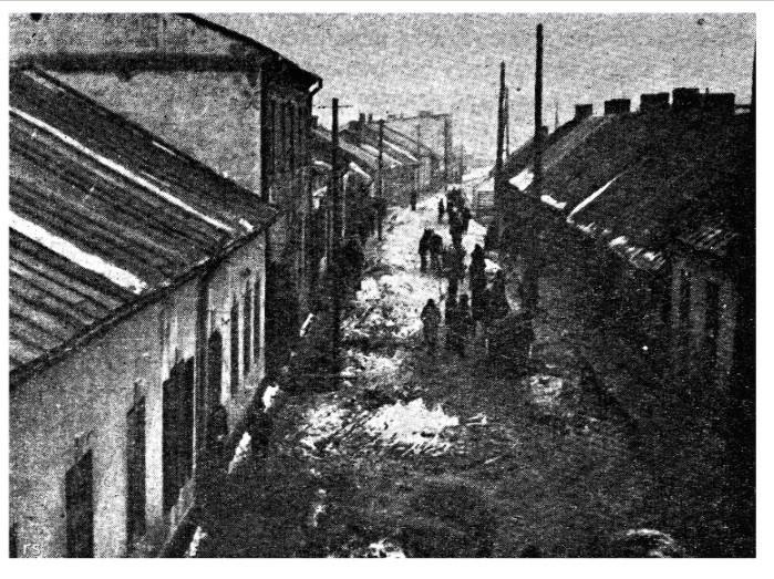 1940, Panorama ulicy Strykowskiej zrobiona z kładki getta. Zdjęcie pochodzi z księgi pamiątkowej społeczności żydowskiej wydanej po wojnie.