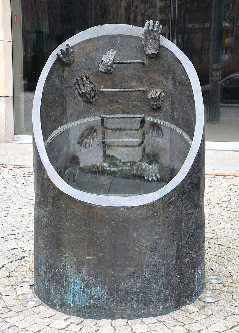 Pomnik ewakuacji bojowników getta warszawskiego przy ul. Prostej 51 w Warszawie