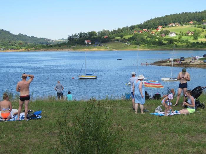 Lato 2020. Turyści tłumnie ściągają nad Jezioro Mucharskie