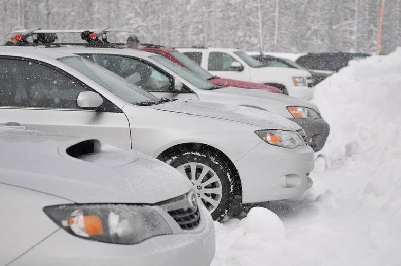Okres zimowy jest mało sprzyjającym czasem dla kierowców - szybko zapadający zmrok, gołoledź, mróz, śnieg. Wszystko to sprawia, iż nasz samochód wymaga