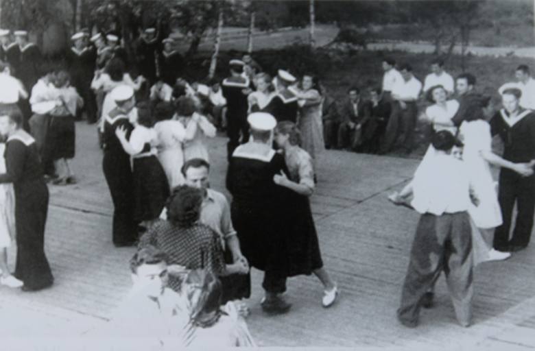 Ozdrowieńcy brali udział we wspólnych zabawach tanecznych z  Polkami i Polakami, co dawało ułudę normalnego życia