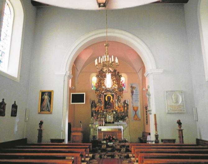 Wnętrze kościoła jest przebudowane, przez co nie zachowały się oryginalne romańskie cechy.