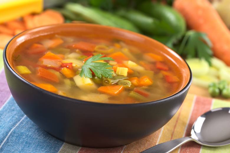 Podstawą wszystkich zup na diecie dr Dąbrowskiej jest bulion warzywny, czyli czysty wywar z włoszczyzny.