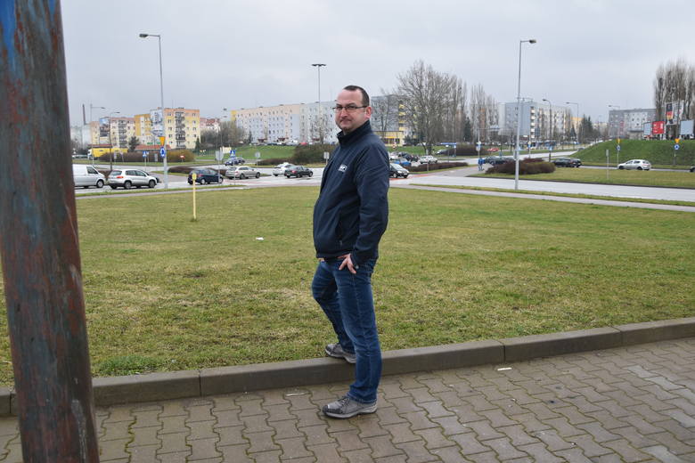Piotr Majchrzak twierdzi, że piesi na przejściach przy rondzie Górczyńskim nie są bezpieczni.