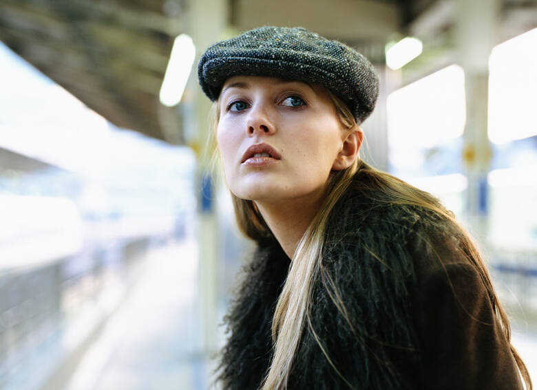 Kaszkiet damski to czapka, którą pokochają minimalistki, kobiety z klasą i fashionistki. To dobry wybór na każdą porę roku.