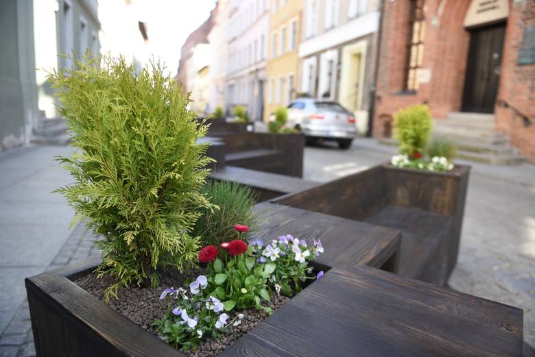 Nowe miejskie meble pojawiają się na starówce w Toruniu. Po zimie wyrastają też komercyjne letnie ogródki, których w tym sezonie może być około 30. 