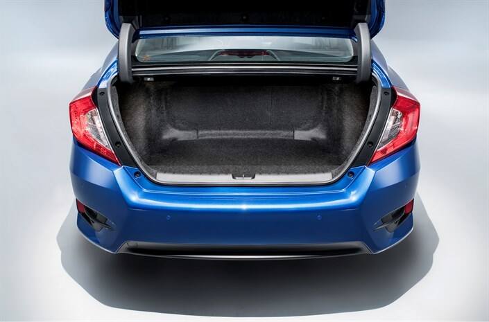 Honda Civic sedan Nowy Civic ma krótsze zwisy zwracające uwagę na dobre właściwości aerodynamiczne samochodu. Uzupełnieniem całości jest agresywny przedni