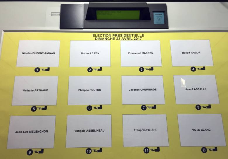 Elektroniczna maszyna do głosowania w lokalu w Ville d'Avray pod Paryżem