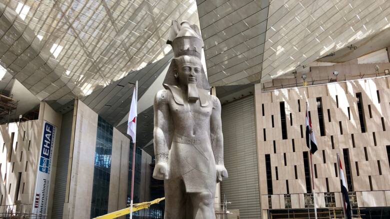 Atrium Centralne Wielkiego Muzeum Egipskiego z posągiem Ramzesa II Wielkiego