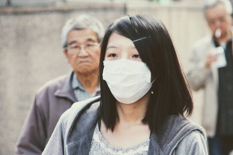 Wuhan, Chiny. W tym 11-milionowym mieście z końcem grudnia wybuchła epidemia. Od tego czasu o koronawirusie mówi się coraz więcej na świecie (i niestety, coraz bardziej też się rozprzestrzenia). <strong>Pierwszy przypadek zakażenia</strong> odnotowano jednak na początku grudnia 2019 r.