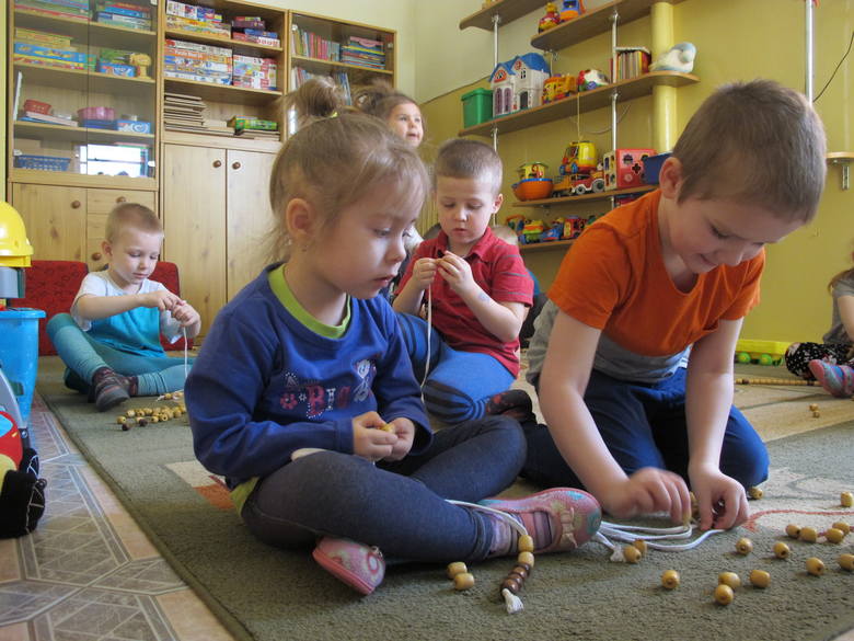 Dzieci w placówce przy ul. Puszkina mają zajęcia podobnie jak w przedszkolu. Różnica jest taka, że spędzają czas w mniejszej grupie. Na pierwszym planie