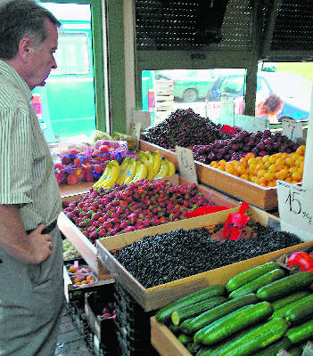 Łodzianie, spragnieni witamin, chętnie kupują taniejące jagody i relatywnie dość drogie truskawki.