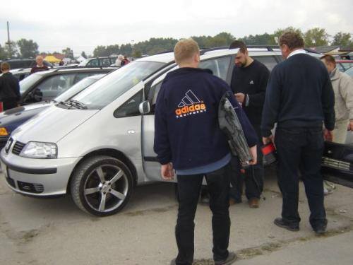 Fot. Maciej Pobocha: Na giełdach minivanów i vanów jest pod dostatkiem. Ostatnio przybyło Seatów Alhambra – bliźniaków VW Sharana.