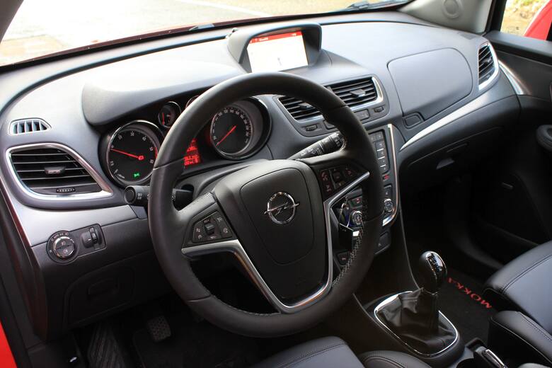 Opel Mokka Komfort jazdy nie jest mocną stroną Mokki, można go uznać co najwyżej za poprawny. Zawieszenia zestrojono dość sztywno, co najbardziej odczuwa
