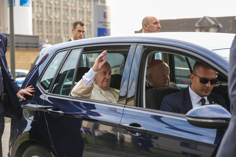Wizyta papieża w klinice zgromadziła dziesiątki pracowników