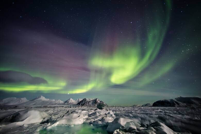 Archipelag Svalbard znany jest także z występowania zapierającego dech w piersiach zjawiska – zorzy polarnej.