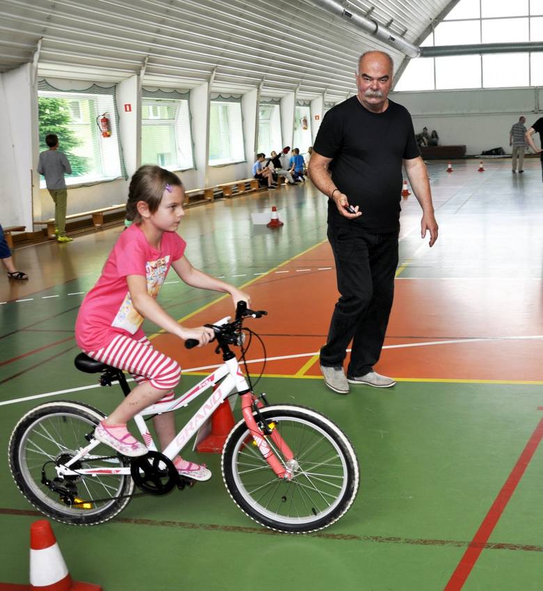 Podczas kryterium rowerowego w szkolnej hali sportowej w Wielkiej Wsi.