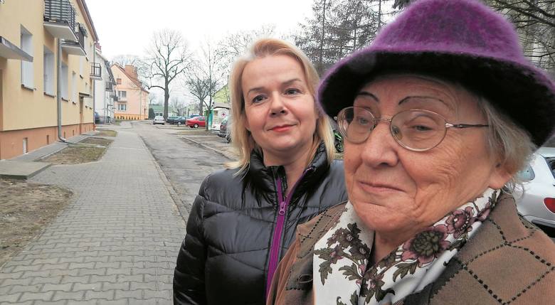 Beata Telesińska (po lewej) i Danuta Duda mieszkają przy alei Piastów. - W centrum brakuje miejsc parkingowych, aut przybywa, więc kierowcy parkują pod