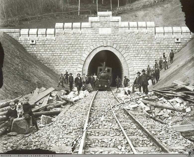 Lata 1908-1909 .Końcowy etap budowy tunelu kolejowego pod górą Czyżyk. Ciekawie rozwiązano przejście z technicznego wąskiego toru na tor o normalnym