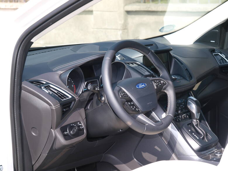 Ford Kuga Do wyboru są silniki benzynowe 1,5 Eco Boost o mocy 120, 150 i 182 KM oraz diesle: 1,5 TDCi o mocy 120 KM oraz 2,0 TDCi o mocy 150 lub 180