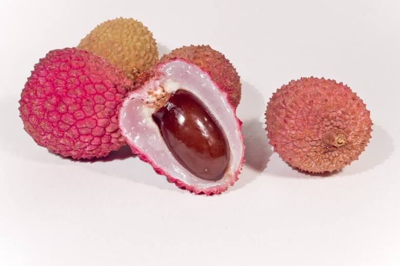 Jadalny miąższ owoców liczi skrywa się pod czerwonawą skorupką. Owoce zawiera sporą pestkę.