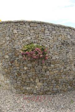 Kamień jest bardzo chętnie wykorzystywany do budowy ogrodzeń.