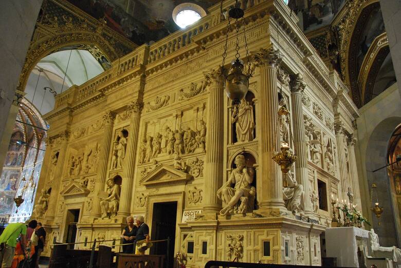 Św. Dom (lub Domek) we włoskim Loreto. Według tradycji w strukturze skrytej za kamiennymi fasadami mieszkali kiedyś Jezus i Maria. Właśnie od włoskiego