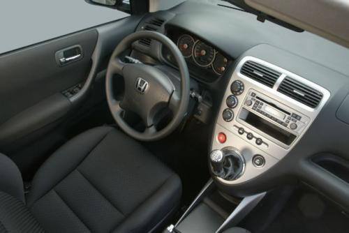 Fot. Honda: Dźwignia zmiany biegów w Civiku umieszczona na konsoli środkowej jest wygodna w użyciu. Czytelna jest tablica przyrządów.