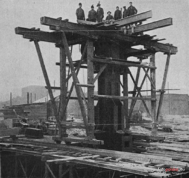 Wykonawcą była firma Beuchelt z Zielonej Góry. Budowa mostu trwała tylko dwa lata. Prace budowlane zakończono jesienią 1909 r. A wiosną i latem 1910