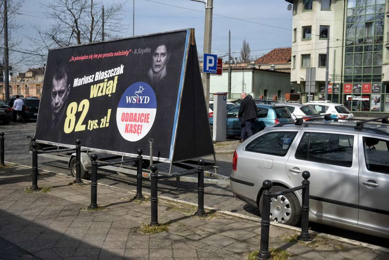 Na billboardach w samej Wielkopolsce oprócz wizerunku Mariusza Błaszczaka znalazły się także twarze Jana Dziedziczaka, Maksa Kroczkowskiego, czy Antoniego Macierewicza.