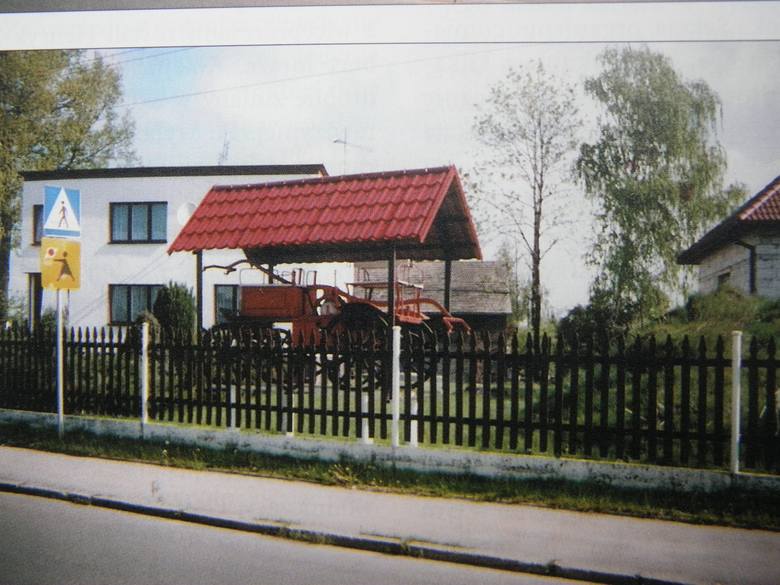 Starodawny pożarniczy wóz bojowy "sikawka" na posesji Zofii i Karola Mańków przy ul. Pukowca