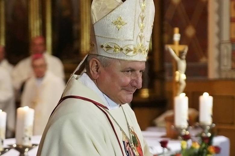 Biskup kaliski Marian Janiak w 2016 roku dowiedział się, że ksiądz Arkadiusz H. molestował chłopca. Przeniósł księdza na inną parafię, ale nie zainicjował postępowania kanonicznego. W efekcie ksiądz, który krzywdził dzieci, nadal odprawiał msze święte. 