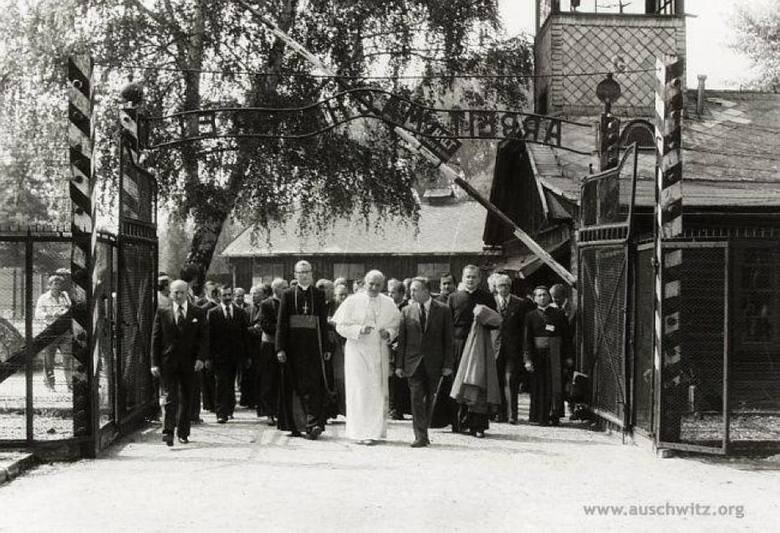 Nawiedzenie byłego hitlerowskiego obozu zagłady Auschwitz-Birkenau było w programie szóstego dnia pierwszej pielgrzymki Jana Pawła II do Polski – 7 czerwca 1979 