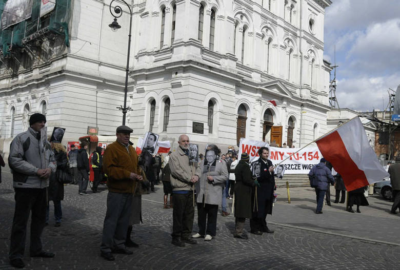 Na ul. Piotrkowskiej zakończyły się obchody pierwszej rocznicy katastrofy smoleńskiej. Ok. 500 osób przeszło w marszu od pl. Wolności do pasażu Schillera.