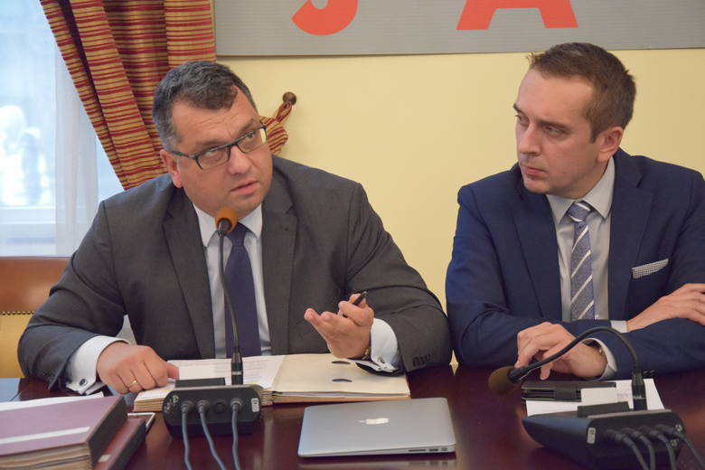 Radni Adam Urbaniak oraz Marcin Pabierowski z Koalicji Obywatelskiej