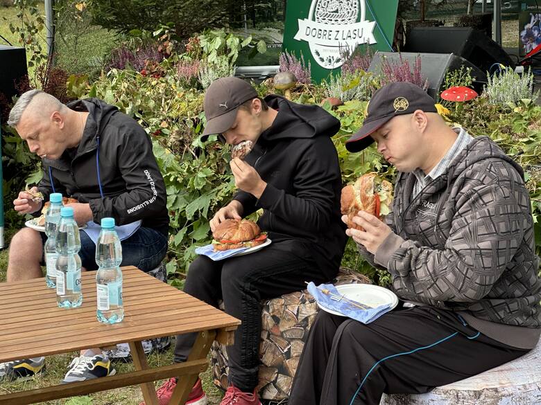 Trzech śmiałków (od lewej: Sebastian, Dominik i Damian) wzięło udział w konkursie na zjedzenie gigantycznych burgerów, w jak najkrótszym czasie.