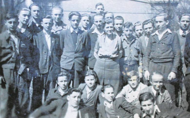 Pamiątkowe zdjęcie na zakończenie szkoły zawodowej przy ulicy Bema. Mieczysław Stawski stoi piąty od lewej.
