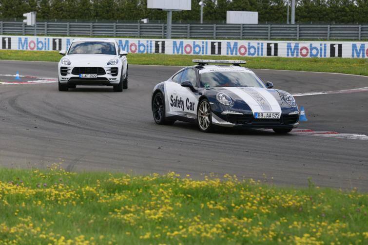 Na asfaltowym torze testowym w Lipsku można przejść szkolenie pod okiem doświadczonych instruktorów Porsche.